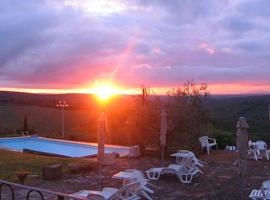 Piazza al Serchio Villa Sleeps 6 Pool WiFi, hotel din Fattoria Montecchio