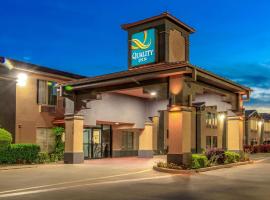 Quality Inn Forest Hill - Fort Worth South, hotel v destinaci Forest Hill