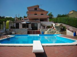 Montemarano Villa Sleeps 9 Pool WiFi, hotel a Montemarano