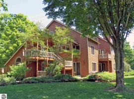 Spacious 2 Bed Condo at Crystal Mountain Resort, hotel near Cheers, Thompsonville