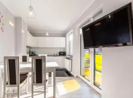 Kolorowe Balkony - Słoneczny Apartament w Międzyzdrojach by Noclegi Renters