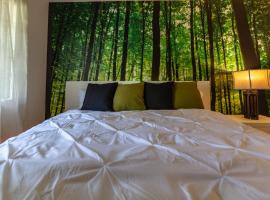 Forest Zen Retreat - King Bed - Stylish - Excellent Rating!!, hotel in Costa Mesa