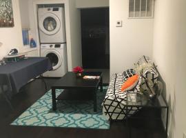 Cozy Rowhouse Next JHH, homestay in Baltimore