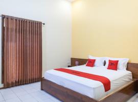 RedDoorz near Baluran National Park, ξενοδοχείο σε Pandean