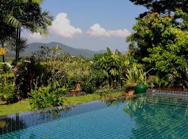 Villa Albizia in Chiang Mai, מלון עם בריכה בDoi Saket
