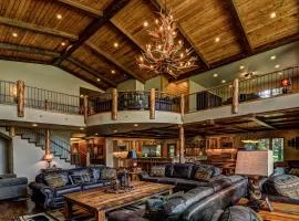 Whispering Pines Lodge: 9 Bedroom