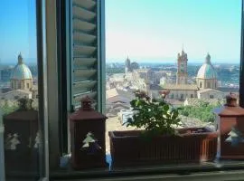 Casa tipica siciliana patronale home BedandBreakfast TreMetriSoprailCielo Camere con vista, colazione interna in terrazzo panoramico