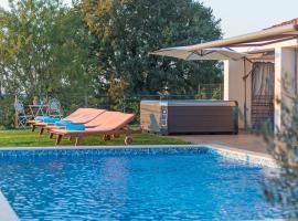 Modern Villa di Rovigno with Pool, Hot Tub and Sea View, hotel en Rovinjsko Selo