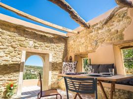 Joy: Artist's Stone House With Countryside Views, casa vacanze a Áyios Yeóryios