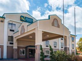 Quality Suites Burleson - Ft Worth, hotel v destinaci Burleson