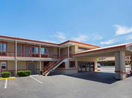 Econo Lodge Hurricane Zion Park Area: Hurricane şehrinde bir orman evi