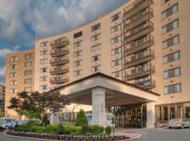 Clarion Collection Hotel Arlington Court Suites: Arlington şehrinde bir otel