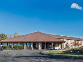 Quality Inn Central Wisconsin Airport, hotel s parkiralištem u gradu 'Mosinee'