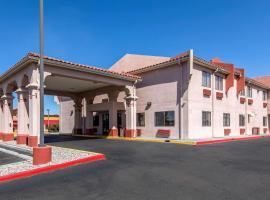 Quality Inn & Suites Albuquerque North near Balloon Fiesta Park, hotelli, jossa on uima-allas kohteessa Albuquerque