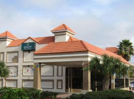 Quality Inn & Suites By The Lake, hotelli Orlandossa alueella Celebration