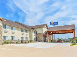 Comfort Inn & Suites Riverview near Davenport and I-80、Le Claireのプール付きホテル