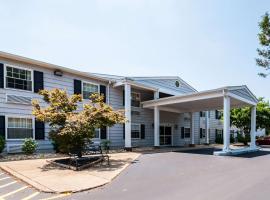 Quality Inn Beacon Marina, hotel perto de Calvert Marine Museum, Solomons