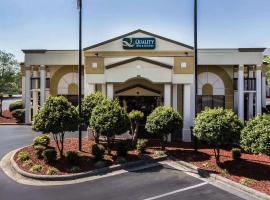Quality Inn & Suites Mooresville-Lake Norman，穆爾斯維爾的飯店
