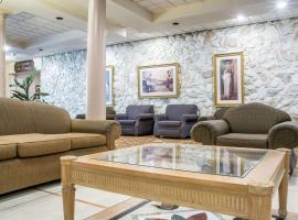 Quality Inn & Suites Palm Island Indoor Waterpark, hotel in Batavia