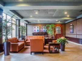 Clarion Hotel & Suites Riverfront, hotell i Oswego