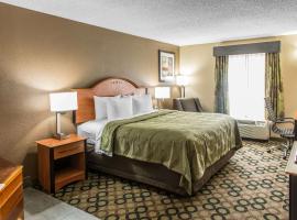 Quality Inn & Suites Columbus: Columbus şehrinde bir otoparklı otel
