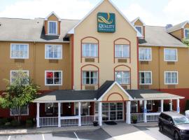 Quality Inn & Suites Cincinnati Sharonville, hotel with pools in Sharonville