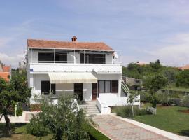 Apartments Kuce - 150m from beach, hotel i Sušica