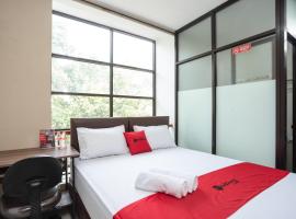 RedDoorz near Eka Hospital BSD City, hotell med parkering i Tangerang