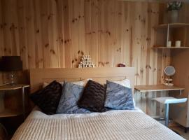 Spacious Garden Guest Suite with private in-suite, hotel in London