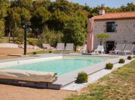 Gîte "La Grange" 5 personnes proche du Puy du Fou avec piscine, hotell i Mortagne-sur-Sèvre