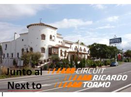 Hotel La Carreta、チバのゴルフ場併設ホテル