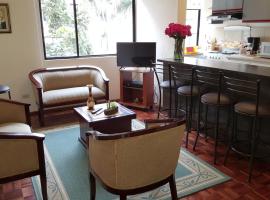 Lujoso departamento, hotel in Quito