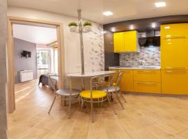 Yellow Loft Luxury apartments with 2 bedrooms, khách sạn ở Poltava