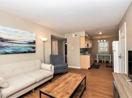 Beach Cottage Breeze Suite (2 bed/1 bath condo 1 block from beach), hotel in Cottage Park