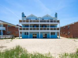 Dune House Coastal Getaway (Beach Front Carriage House Sleeps 10), hotel in Willoughby Beach