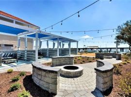 Bay Breeze Compass Suite (1 bed/1 bath condo with cabanas, fire pits, and pier), hotel in Willoughby Beach