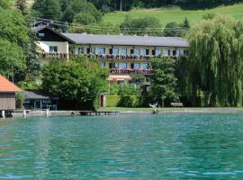 Strandhotel: Weyregg am Attersee şehrinde bir otel