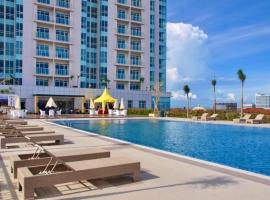 Trillium Apartment - Cozy and Bright Downtown Surabaya by Le Ciel Hospitality, hotel com piscinas em Surabaia