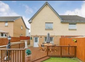 Silverburn new house with free parking and nice garden, hotel near Pollok Country Park, Glasgow