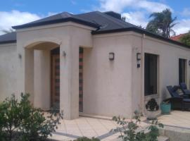 Lake Estate Stay, hotel near Caversham Wildlife Park, Perth