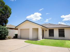 Lovely 3 Bed, 2 Bath in the City Centre, feriehus i Wagga Wagga