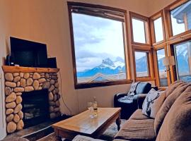Downtown Loft, Mountain Views, Fireplace, Couple's Retreat, Walker's Paradise, hotel cu spa din Canmore