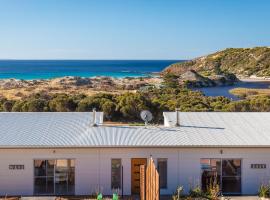 Middle River Beach House - East & West House, מלון בStokes Bay