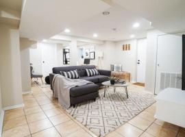 1BR Trendy Basement Apt with Laundry & Parking - Central Trendy, hotel en Dunning