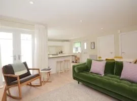 The Mews - 2 Bedroom Luxury, Spacious House With Free Parking