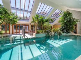 BOND ESTATE LUXURY ACCOMMODATION, hotel com piscina em Christchurch