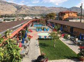 Sahara Courtyard Inn & Suites Osoyoos, hotell i Osoyoos