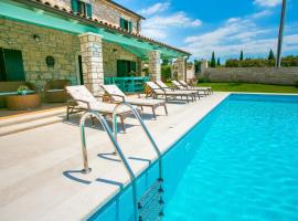 Charming Villa Luce Ribari in Istria Countryside, hotelli, jossa on pysäköintimahdollisuus kohteessa Radetići