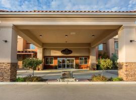 The Oaks Hotel & Suites, отель в городе Пасо-Роблс