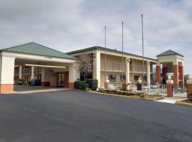 Quality Inn & Suites Clarksville、Clarksvilleにあるジ・オーザークス大学の周辺ホテル